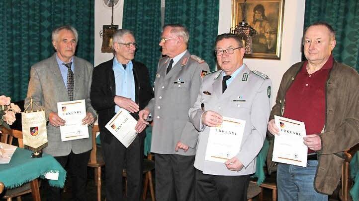 Die stolzen Jubiläre präsentieren ihre Urkunden.  Foto: Glissnik
