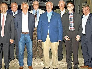 40 Jahre bereits sind sie ehrenamtlich tätig und erhalten nun die Ehrennadel in Gold. Von links Bürgermeister Jens Korn, Günther Blumenröther, Ehrengast Lorenz-Günther Köstner, Bernhard Schlee, Herbert Reuther, Ludwig Gleich, Fraktionsvorsitzender Freie Wähler Frank Müller und Zweiter Bürgermeister Erich Mähringer