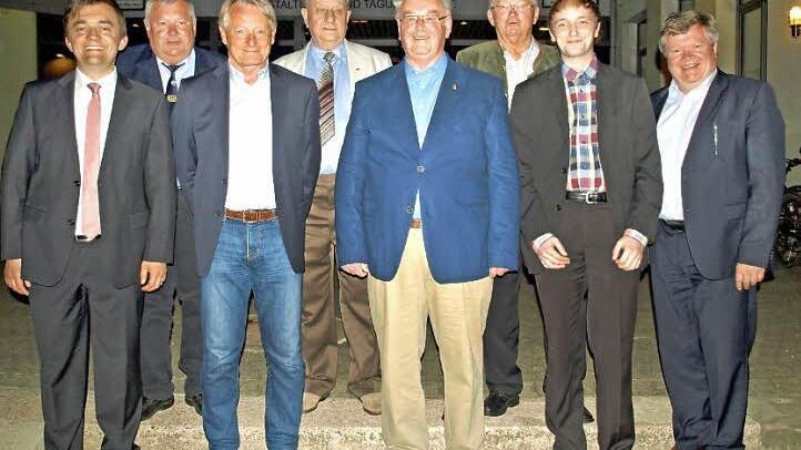 40 Jahre bereits sind sie ehrenamtlich tätig und erhalten nun die Ehrennadel in Gold. Von links Bürgermeister Jens Korn, Günther Blumenröther, Ehrengast Lorenz-Günther Köstner, Bernhard Schlee, Herbert Reuther, Ludwig Gleich, Fraktionsvorsitzender Freie Wähler Frank Müller und Zweiter Bürgermeister Erich Mähringer