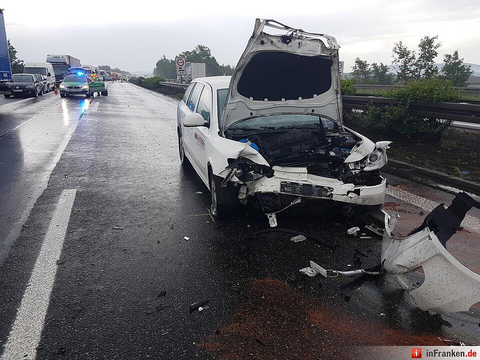 Porsche kracht in Leitplanke und wird von anderem Auto erfasst - Fahrerin lebensgefaehrlich verletzt