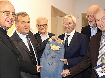Dekan Kilian Kemmer, Pommersfeldens Bürgermeister Hans Beck, Rainer Dippold, Landrat und Altbürgermeister Johann Kalb, Christoph Gatz, Vorsitzender des Museums-Fördervereins, Buttenheims Bürgermeister Michael Karmann (von links) bei der Übergabe der vom Heiligen Vater signierten Jeans  Foto: Evi Seeger