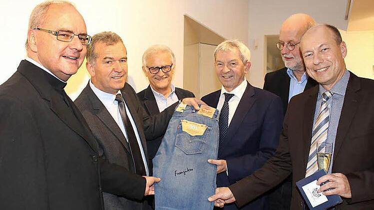 Dekan Kilian Kemmer, Pommersfeldens Bürgermeister Hans Beck, Rainer Dippold, Landrat und Altbürgermeister Johann Kalb, Christoph Gatz, Vorsitzender des Museums-Fördervereins, Buttenheims Bürgermeister Michael Karmann (von links) bei der Übergabe der vom Heiligen Vater signierten Jeans  Foto: Evi Seeger