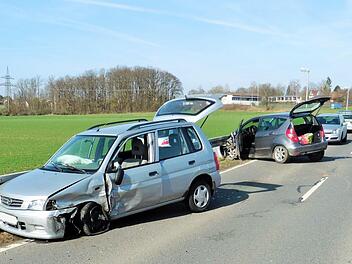 Ein Rentner geriet am Sonntag mit seinem Auto in Weitramsdorf im Landkreis Coburg in den Gegenverkehr und stieß dort mit einem Mazda zusammen. Foto: Polizei