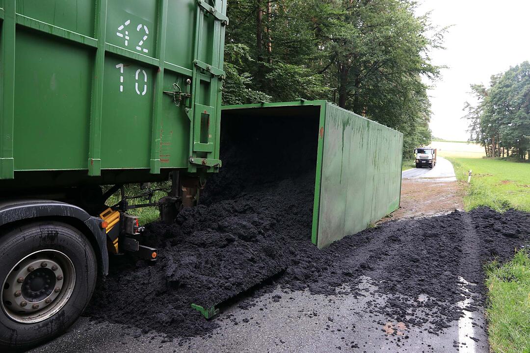 Kreis Bamberg: Lkw-Anhänger kippt um und verliert Ladung – Straße stundenlang gesperrt