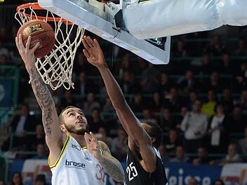 Medi-Spieler Gabe York (links) wurde von der Würzburger Verteidigung zwei Viertel lang fast gänzlich aus dem Spiel genommen. Dann befeuerte er die Aufholjagd der Bayreuther mit drei Dreiern in Folge.  Foto: Mularczyk