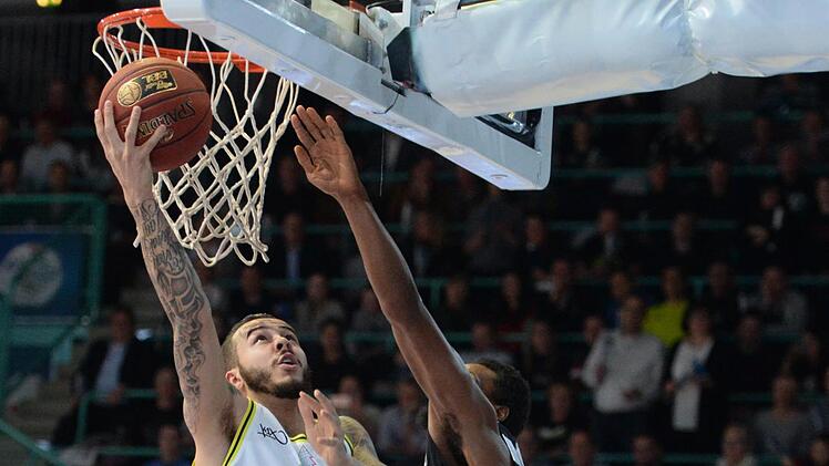 Medi-Spieler Gabe York (links) wurde von der Würzburger Verteidigung zwei Viertel lang fast gänzlich aus dem Spiel genommen. Dann befeuerte er die Aufholjagd der Bayreuther mit drei Dreiern in Folge.  Foto: Mularczyk