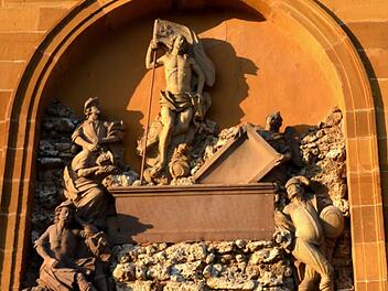 "Die Auferstehung Jesu" von Leonhard Gollwitzer ist an der Südseite der Litzendorfer Pfarrkirche zu sehen.