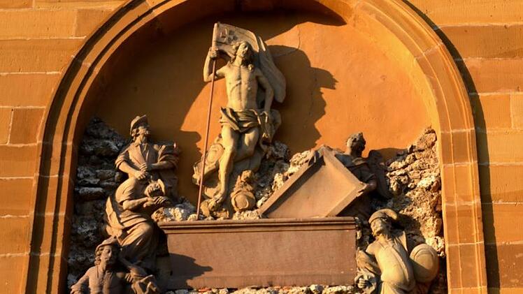 "Die Auferstehung Jesu" von Leonhard Gollwitzer ist an der Südseite der Litzendorfer Pfarrkirche zu sehen.