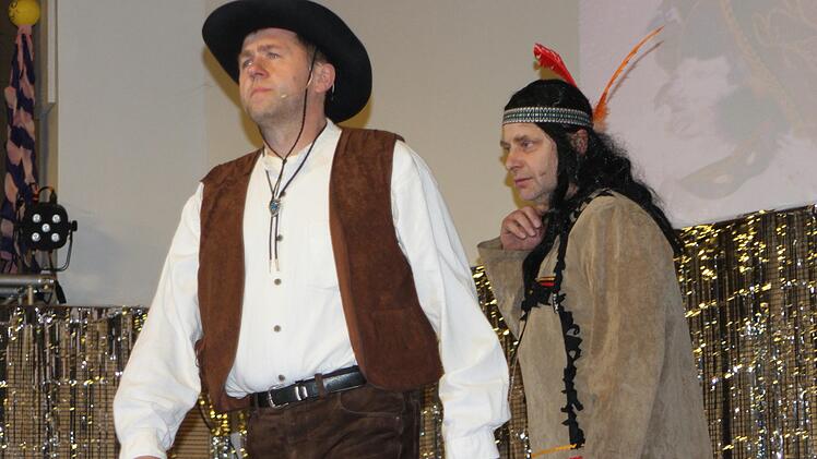 Wolfgang Schorr (links) und Hanni Derra spähten als "Winnetou und Old Shatterhand" so manches in Neubrunn aus.