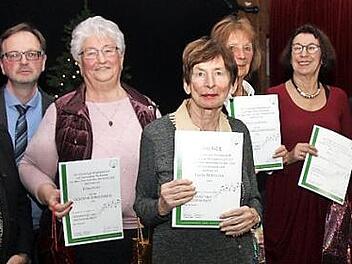 Ursula Welker und Gerald Fink ehrten Erika Peter, Gisela Wittmann, Rita Grundmann, Renate Uhl und Oswald Uhl (v. l.). Foto: Richard Sänger