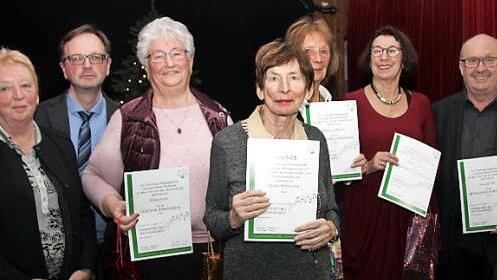 Ursula Welker und Gerald Fink ehrten Erika Peter, Gisela Wittmann, Rita Grundmann, Renate Uhl und Oswald Uhl (v. l.). Foto: Richard Sänger