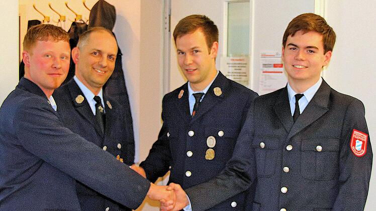 In  die aktive Wehr aufgenommen wurde Hannes Winkler  (Zweiter von rechts).  Einen Wissenstest bestand Jonas Müller (rechts). Der Vorsitzende des  Feuerwehrvereins, Dominik Bieber (links), und Jugendwart Christian Nöth  (Zweiter von links) gratulierten. Foto: Dieter Britz