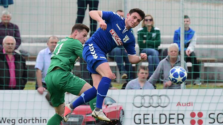 Unser Szenenbild zeigt Großbardorfs Florian Dietz (rechts) im Zweikampf mit dem Sander Philipp Markhof.Anand Anders