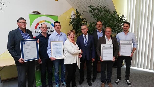Freuen sich &uuml;ber die Zertifizierung (von links): Arnold Brust (technischer Prokurist), Andreas Miller (Dokumentation), Mario N&ouml;th (IT-Systemadministrator), B&uuml;rgermeisterin Brigitte Meyerdierks, J&ouml;rn-Helge M&ouml;ller (DVGW), Gesch&auml;ftsf&uuml;hrer Michael Garhamer, Volker Wiesner (technische F&uuml;hrungskraft Gas) und Bj&ouml;rn Fr&ouml;hlich (technische F&uuml;hrungskraft Wasser). Foto: Thorsten Lieb