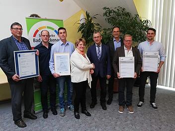 Freuen sich über die Zertifizierung (von links): Arnold Brust (technischer Prokurist), Andreas Miller (Dokumentation), Mario Nöth (IT-Systemadministrator), Bürgermeisterin Brigitte Meyerdierks, Jörn-Helge Möller (DVGW), Geschäftsführer Michael Garhamer, Volker Wiesner (technische Führungskraft Gas) und Björn Fröhlich (technische Führungskraft Wasser). Foto: Thorsten Lieb