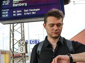 Verspätet: Lukas Iffländer wartet in Schweinfurt auf den Zug.  Foto: Barbara Herbst