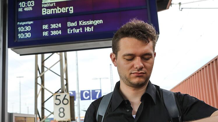 Verspätet: Lukas Iffländer wartet in Schweinfurt auf den Zug.  Foto: Barbara Herbst
