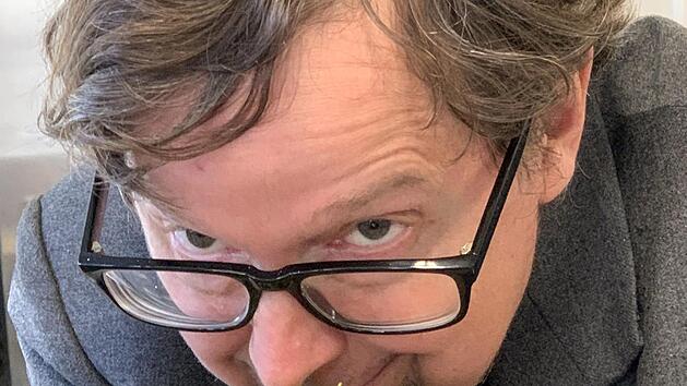 Einmal tief einatmen - Jim Barnes riecht an einer Handvoll Hopfen.  Foto: Sonny Adam