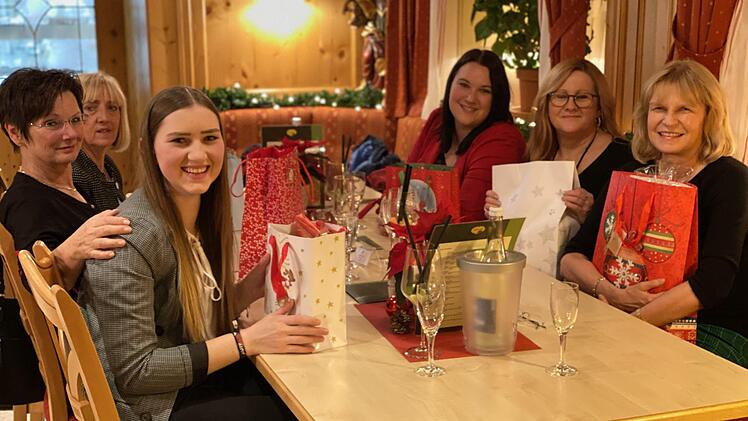 Weihnachtsfeier und Wichteln mit den Mädels aus ihrer Kanzlei im Antla.  Foto: privat
