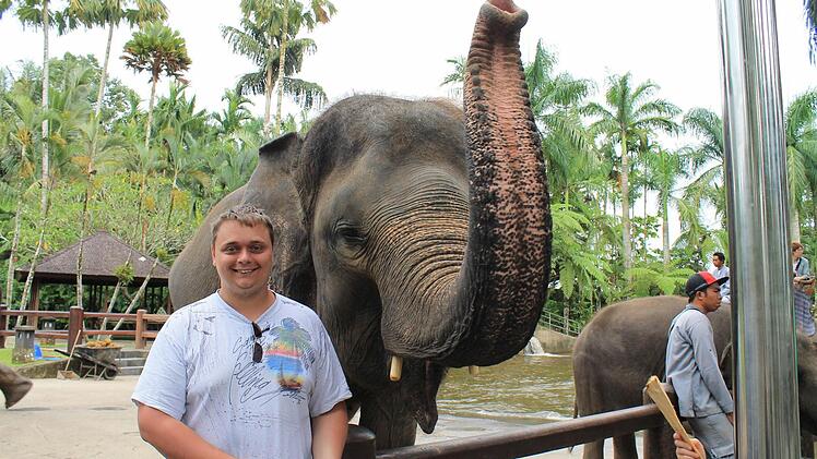 Nur streicheln, nicht aufessen: Marcus bei den Elefenanten.