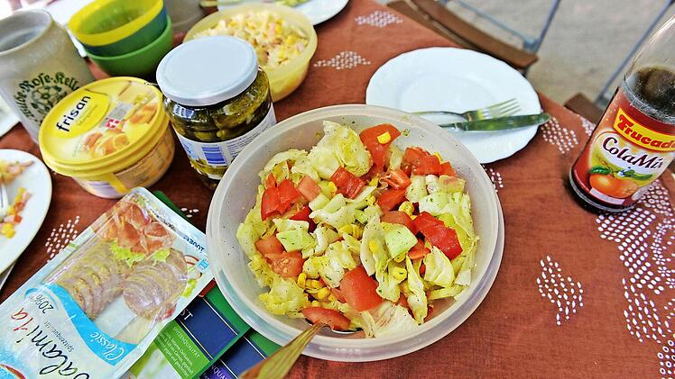 Salate, Wurst, Käse. Jeder bringt mit, was er mag.