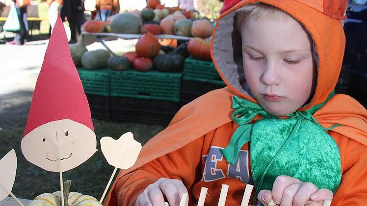 Ein Wichtel mit dem Kürbis.