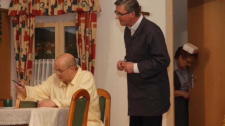 Jungbauer Max Prossel (Alexander Kaul) und Viehhändler Anton Reich (Klaus Wagner), belauscht Gemeindeschwester Agathe (Monika Kaul) Foto: Franz Galster