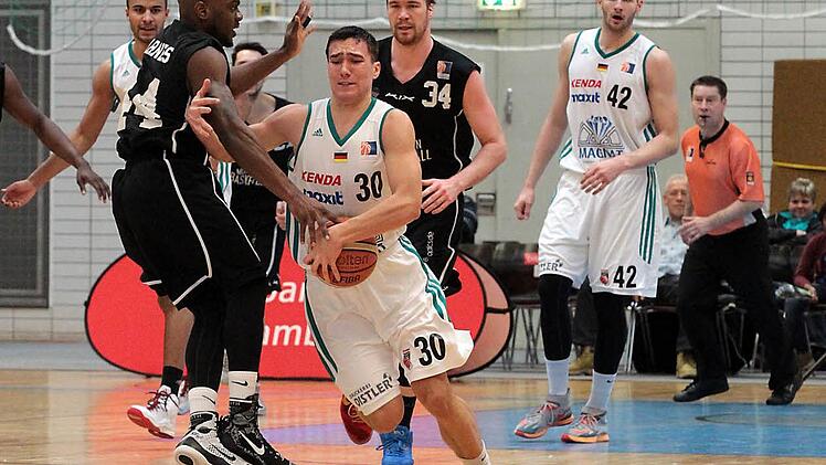 Dino Dizdarevic (Nr. 30) zieht an Will Barnes vorbei und wird vom Hamburger gefoult. Fotos: sportpress