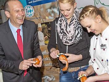Mächtig viel Spaß hatte Landrat Christian Meißner (CSU) beim Tomatenschälen. Die Aufgabe, aus der Schale eine Rosen zu formen, wurde ihm dann aber erlassen. Fotos: Klaus Gagel