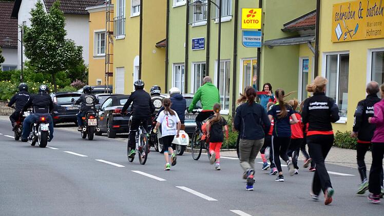 Die Sportler haben sich auf den Wege gemacht - begleitet von guten Wünschen. Foto: Andrea Spörlein