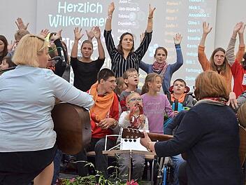 Der Chor der Heilpädagogischen Tagesstätte begrüßte die Gäste der Einweihungsfeier. Fotos: Rainer Lutz