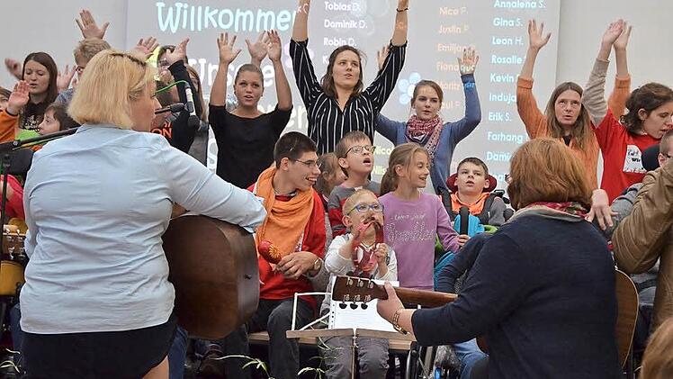 Der Chor der Heilpädagogischen Tagesstätte begrüßte die Gäste der Einweihungsfeier. Fotos: Rainer Lutz