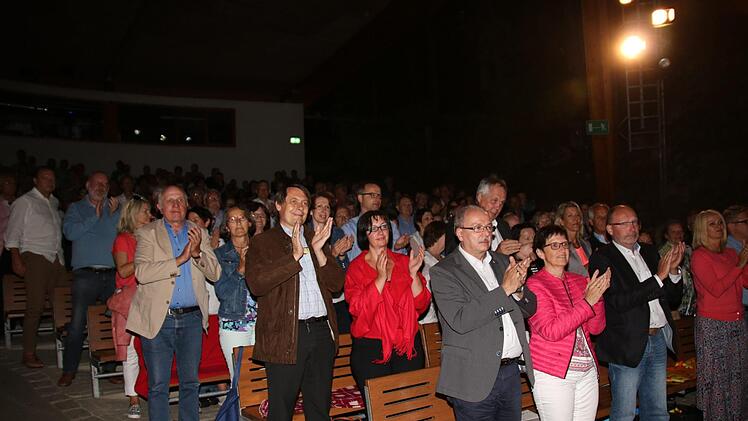 Mit Ovationen im Stehen wurden die Schauspieler belohnt Foto: Jürgen Gärtner