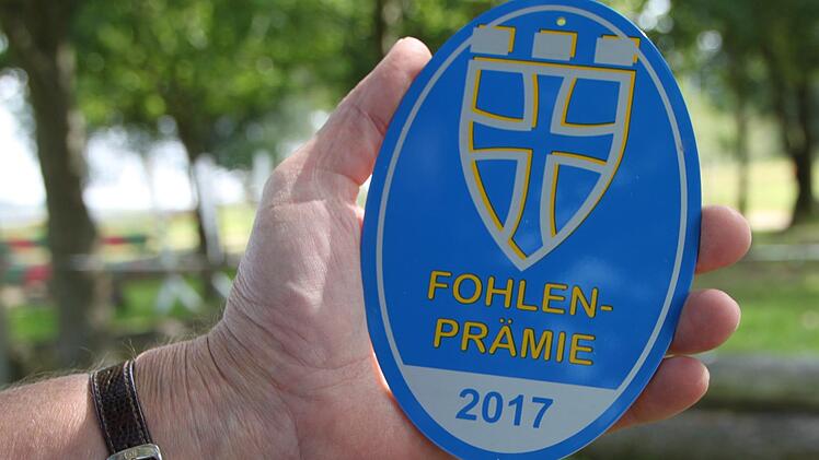 Diese Auszeichnung wird bald über dem Stall von "Flecks Lanthano" hängen. Foto: Ulrike Müller