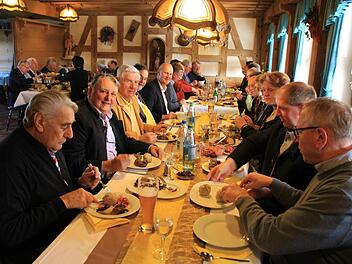 Bürgermeister Brehm (hinten Mitte) servierte den Gästen Hasenbraten auf dem Lauberberg.  Foto: Andreas Dorsch