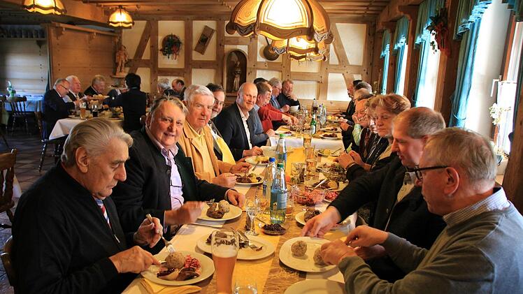 Bürgermeister Brehm (hinten Mitte) servierte den Gästen Hasenbraten auf dem Lauberberg.  Foto: Andreas Dorsch