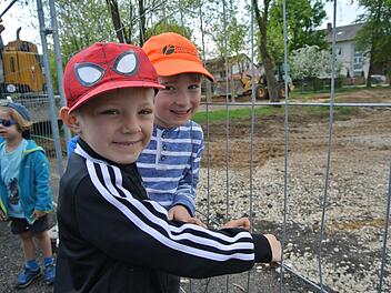 Die "F&uuml;chse" Marius und Joris sind gespannt, was jetzt wohl gleich passiert. Ob ein gro&szlig;er Schaufelbagger den ersten Erdaushub macht? Foto: Franziska Wagner