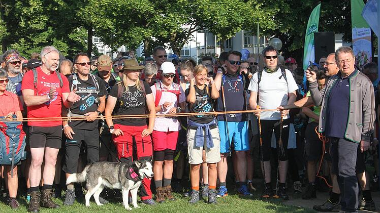 Oberb&uuml;rgermeister Henry Schramm gab den Startschuss. Foto: Sonny Adam