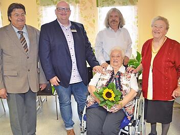 Anni Hempfling (sitzend) erhielt zum 90. Geburtstag zahlreiche Glückwünsche unter anderem von Zweitem Bürgermeister Wolfgang Förtsch, Roland Funk, Pater Helmut Haagen und ihrer Schwester Elisabeth Hofmann (von links). Foto: K.- H. Hofmann