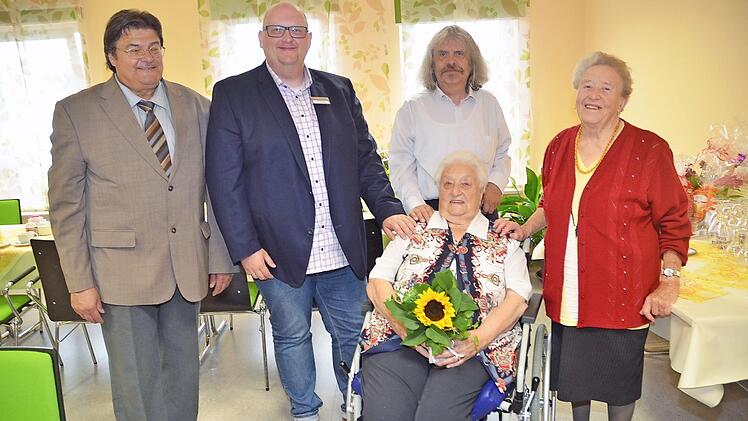 Anni Hempfling (sitzend) erhielt zum 90. Geburtstag zahlreiche Glückwünsche unter anderem von Zweitem Bürgermeister Wolfgang Förtsch, Roland Funk, Pater Helmut Haagen und ihrer Schwester Elisabeth Hofmann (von links). Foto: K.- H. Hofmann
