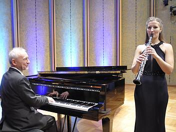 Mit einem außergewöhnlichen Konzert begeisterten Mirja und Thomas Betzer die Zuhörer im Rossi-Saal.  Foto: Peter Klopf