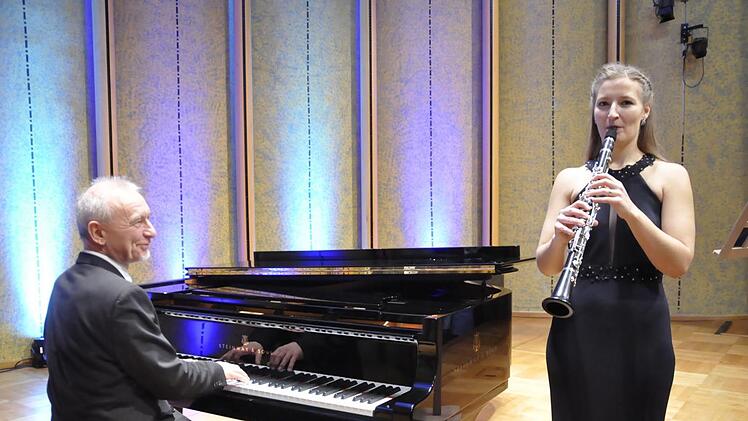 Mit einem außergewöhnlichen Konzert begeisterten Mirja und Thomas Betzer die Zuhörer im Rossi-Saal.  Foto: Peter Klopf