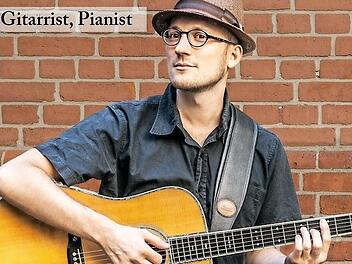 Julian Rombach spielt Ohrwürmer und Evergreens in Gleisenau.  Foto: gg