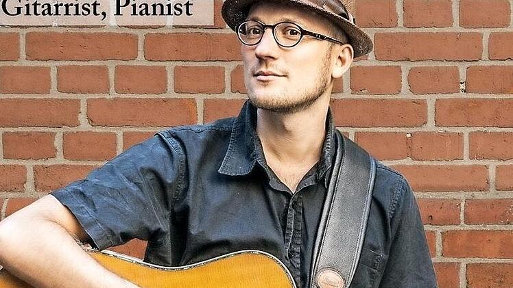 Julian Rombach spielt Ohrwürmer und Evergreens in Gleisenau.  Foto: gg