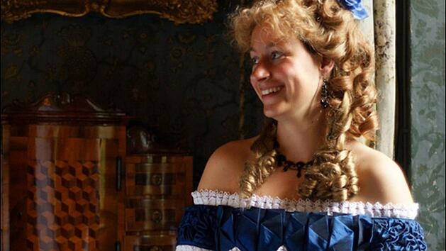 Beatrice Rose-Ebel f&uuml;hrt als Gr&auml;fin Luise Gr&auml;fin von Luxburg mit Geschichten und Anekdoten durch den Abend. Foto:Kerstin Junker