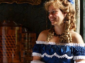 Beatrice Rose-Ebel führt als Gräfin Luise Gräfin von Luxburg mit Geschichten und Anekdoten durch den Abend. Foto:Kerstin Junker