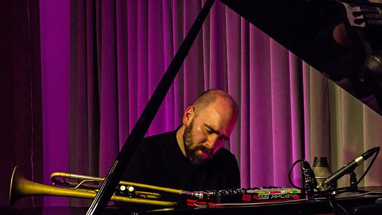 Bemerkenswert vielseitig: Sebastian Studnitzky beeindruckte als Trompeter, Pianist und Klangtüftler bei Leise am Markt in Coburg.Foto: Jochen Berger