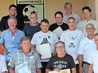 Die ausgezeichneten Vereinsfunktionäre mit Reinhold Heilmann vom BLSV-Kreis Haßberge (rechts) und Zweitem Bürgermeister Andreas Hoch (hintere Reihe links)