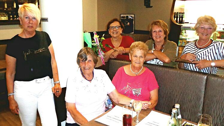 Bereits 51 Jahre gehört Christa Jansen (sitzend, 2. von links) dem FU-Ortsverband an. Auf dem Bild zu sehen sind weitere Geehrte und Funktionsträgerinnen (von links): Almuth Bauer, Karin Renner, Roswitha Reder, Brigitte Meyerdierks und Irmgard Ullmann.