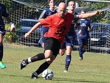 Stefan Denner (am Ball) kehrt vom TSV Rothhausen/Thundorf zu WMP Lauertal zur&uuml;ck und wird ab der kommenden Saison dort Spielertrainer.